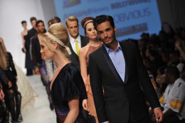 Los Angeles - 19 Ekim: Model yürür pist için günbatımı Gower Stüdyoları'nda Anthony Franco toplama sırasında Los Angeles moda hafta sonu 19 Ekim 2012 yılında Los Ageles, Ca