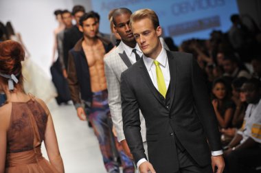 Los Angeles - 19 Ekim: Model yürür pist için günbatımı Gower Stüdyoları'nda Anthony Franco toplama sırasında Los Angeles moda hafta sonu 19 Ekim 2012 yılında Los Ageles, Ca