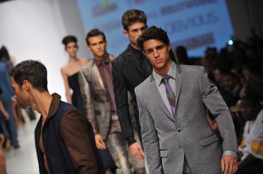 Los Angeles - 19 Ekim: Model yürür pist için günbatımı Gower Stüdyoları'nda Anthony Franco toplama sırasında Los Angeles moda hafta sonu 19 Ekim 2012 yılında Los Ageles, Ca