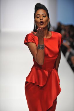 Los angeles - 19 Ekim: model yürür pist 19 Ekim 2012 tarihinde los angeles moda hafta sonu boyunca günbatımı gower Studios dina bar-el koleksiyonu için los ageles, ca