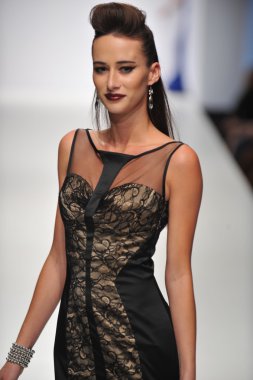 Los angeles - 19 Ekim: model yürür pist 19 Ekim 2012 tarihinde los angeles moda hafta sonu boyunca günbatımı gower Studios dina bar-el koleksiyonu için los ageles, ca