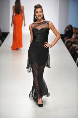 Los angeles - 19 Ekim: model yürür pist 19 Ekim 2012 tarihinde los angeles moda hafta sonu boyunca günbatımı gower Studios dina bar-el koleksiyonu için los ageles, ca