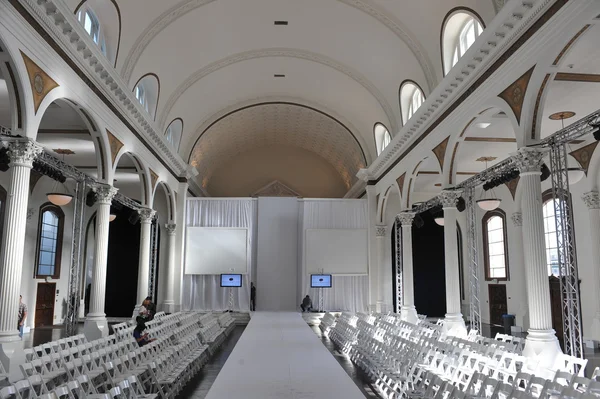 LOS ANGELES - OCTOBER 18: Empty venue with podium,chairs,lights and ready for Fashion Shows during Style Fashion Week at Vibiana, 214 S. Main Street on October 18, 2012 in Los Ageles, CA — Stock Photo, Image