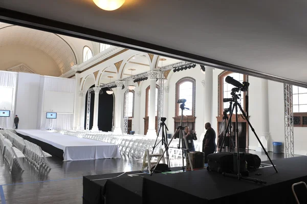 LOS ANGELES - OCTOBER 18: Empty venue with podium,chairs,lights and ready for Fashion Shows during Style Fashion Week at Vibiana, 214 S. Main Street on October 18, 2012 in Los Ageles, CA — Stock Photo, Image