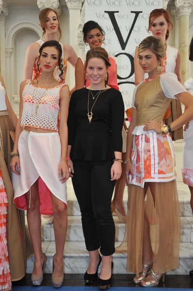 Los angeles - 18 oktober: model krijgt klaar voor modeshow tijdens de fashionweek stijl bij vibiana, 214 s. hoofdstraat op 18 oktober 2012 in los ageles, ca — Stockfoto