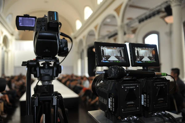 LOS ANGELES - OCTOBER 18: Video cameras ready for Fashion Show during Style Fashion Week at Vibiana, 214 S. Main Street on October 18, 2012 in Los Ageles, CA — Stock Photo, Image