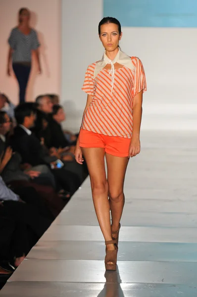 洛杉矶-10 月 16 日： 模型在洛杉矶夫人走跑道上船潜的内衣时装秀为春夏季 2013年在 2012 年 10 月 16 日在洛杉矶时装周期间所有 ca — 图库照片