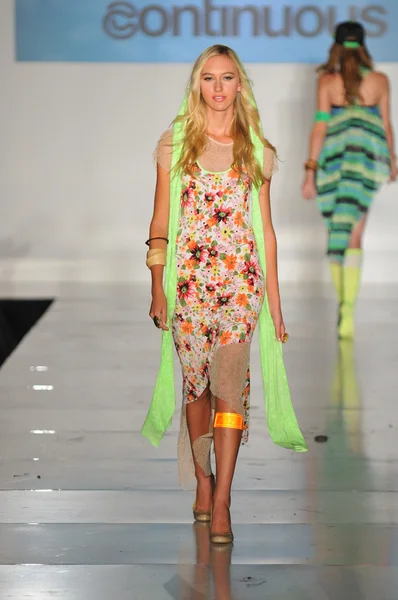 Los angeles - október 16-án: modell sétál a kifutópálya a az összes fedélzetén folytonos vonal divat show tavaszi nyári 2013 során los Angeles-i fashion week-október 16, 2012 a los ageles, ca — Stock Fotó
