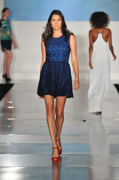 Los angeles - október 16-án: modell séta kifutópálya a az összes fedélzetén johnny volt divatbemutató SS 2013 során los Angeles-i fashion week 2012. október 16. los ageles, ca — Stock Fotó