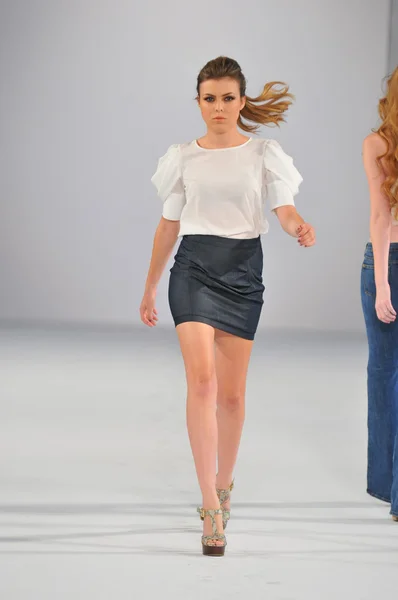 Los angeles - 18 Ekim: model yürür pist jhaus defile için ss 2013 vibiana adlı stil moda haftası 18 Ekim 2012 los ageles, ca — Stok fotoğraf