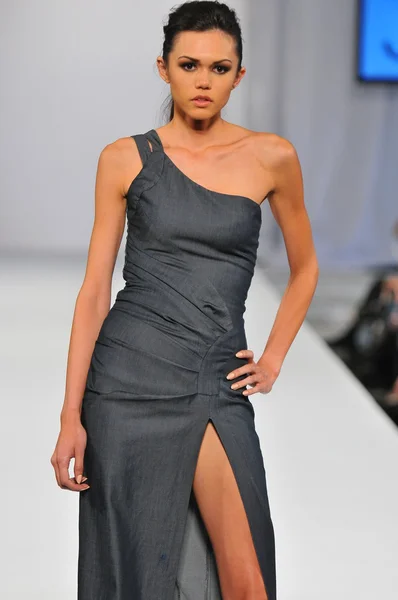 Los angeles - 18. oktober: model läuft laufsteg auf der jhaus modenschau für ss 2013 bei vibiana während der style fashion week am 18. oktober 2012 in los ageles, ca — Stockfoto