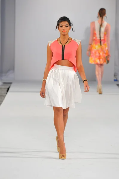 Los angeles - 18. oktober: model läuft laufsteg auf der kait blu modenschau für ss 2013 bei vibiana während der style fashion week am 18. oktober 2012 in los ageles, ca — Stockfoto