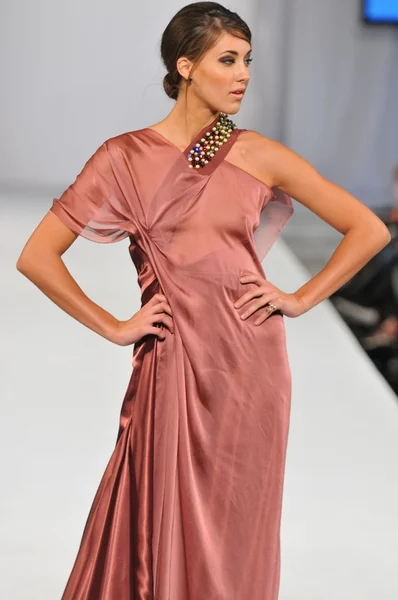 Los angeles - 18. oktober: model läuft laufsteg auf der patina bushyhead modenschau für ss 2013 bei vibiana während der style fashion week am 18. oktober 2012 in los ageles, ca — Stockfoto