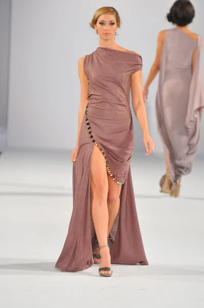 Los angeles - 18. oktober: model läuft laufsteg auf der patina bushyhead modenschau für ss 2013 bei vibiana während der style fashion week am 18. oktober 2012 in los ageles, ca — Stockfoto