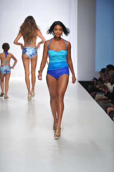 LOS ANGELES - 19 OTTOBRE: la modella passeggia in passerella all'Amelia Swimwear Fashion Show per SS 2013 al Sunset Gower Studios durante il Los Angeles Fashion Weekend il 19 ottobre 2012 a Los Ageles, CA — Foto Stock