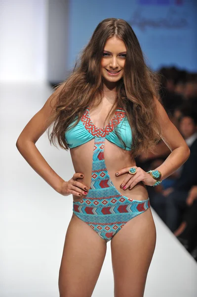 ЛОС-АНДЖЕЛЕС - 19 ОКТЯБРЯ: модель идет подиум на Amelia Swimwear Fashion Show для SS 2013 в Sunset Gower Studios во время Los Angeles Fashion Weekend 19 октября 2012 года в Лос-Анджелесе, Калифорния — стоковое фото