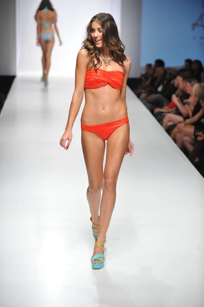 LOS ANGELES - 19 OCTOBRE : Un mannequin marche sur la piste du défilé de mode Amelia Swimwear pour SS 2013 aux Sunset Gower Studios lors du week-end de la mode de Los Angeles le 19 octobre 2012 à Los Ageles, Californie — Photo