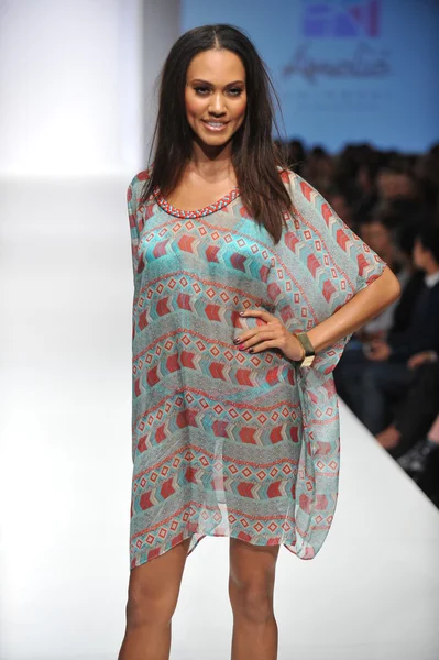 LOS ANGELES - OCTOBER 19: Model walks runway at the Amelia Swimwear Fashion Show for SS 2013 at Sunset Gower Studios during Los Angeles Fashion Weekend on October 19, 2012 in Los Ageles, CA — Stock Photo, Image