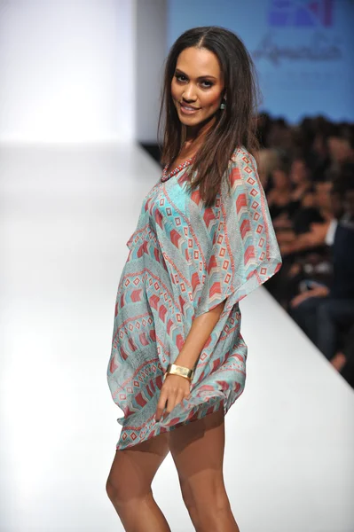 LOS ANGELES - OCTOBER 19: Model walks runway at the Amelia Swimwear Fashion Show for SS 2013 at Sunset Gower Studios during Los Angeles Fashion Weekend on October 19, 2012 in Los Ageles, CA — Stock Photo, Image