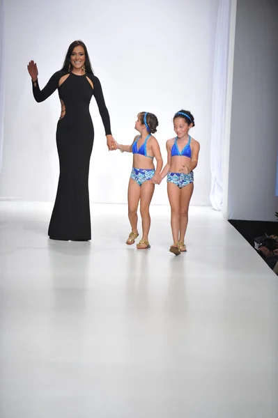 LOS ANGELES - 19 OCTOBRE : Un mannequin marche sur la piste du défilé de mode Amelia Swimwear pour SS 2013 aux Sunset Gower Studios lors du week-end de la mode de Los Angeles le 19 octobre 2012 à Los Ageles, Californie — Photo