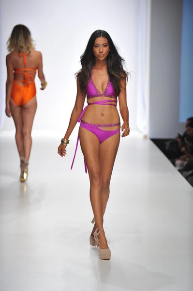 LOS ÁNGELES - 19 DE OCTUBRE: Modelo camina pasarela en el Kate Swim Fashion Show para SS 2013 en Sunset Gower Studios durante Los Angeles Fashion Weekend el 19 de octubre de 2012 en Los Ageles, CA — Foto de Stock