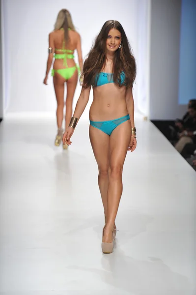 Los angeles - 19. Oktober: model walks laufsteg bei der kate swim fashion show für ss 2013 in den sunset gower studios während los angeles fashion weekend am 19. Oktober 2012 in los ageles, ca — Stockfoto