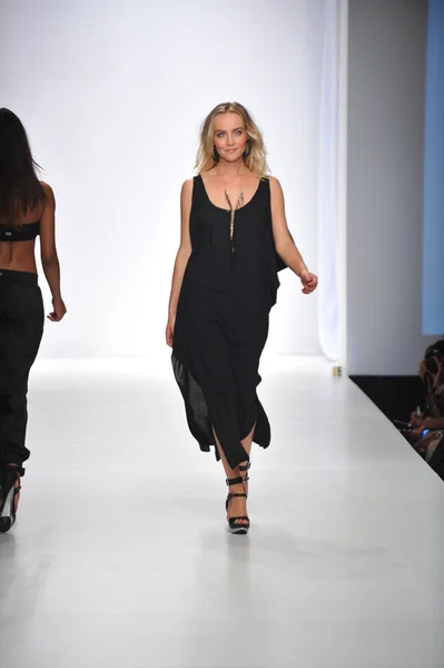 LOS ÁNGELES - 19 DE OCTUBRE: Modelo camina pasarela en el desfile de moda Nicolita Swimwear para SS 2013 en Sunset Gower Studios durante el fin de semana de moda de Los Ángeles el 19 de octubre de 2012 en Los Ageles, CA — Foto de Stock