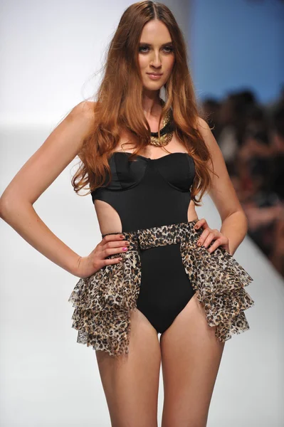 LOS ÁNGELES - 19 DE OCTUBRE: Modelo camina pasarela en el desfile de moda Nicolita Swimwear para SS 2013 en Sunset Gower Studios durante el fin de semana de moda de Los Ángeles el 19 de octubre de 2012 en Los Ageles, CA —  Fotos de Stock