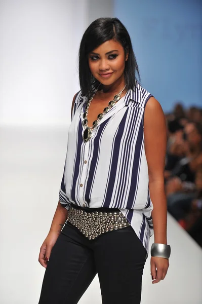 LOS ANGELES - OUTUBRO 20: Modelo caminha pista no Flynn Skye Fashion Show para SS 2013 no Sunset Gower Studios durante Los Angeles Fashion Weekend em 20 de outubro de 2012 em Los Ageles, CA — Fotografia de Stock