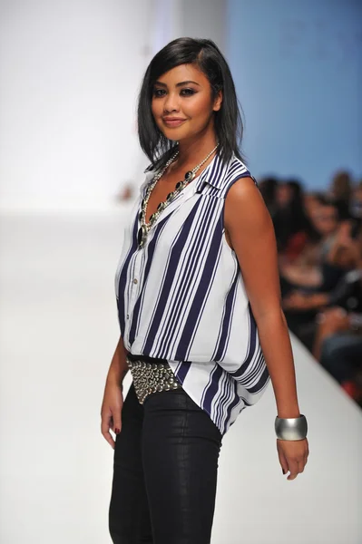 LOS ÁNGELES - 20 DE OCTUBRE: Modelo camina pasarela en el Flynn Skye Fashion Show para SS 2013 en Sunset Gower Studios durante Los Angeles Fashion Weekend el 20 de octubre de 2012 en Los Ageles, CA —  Fotos de Stock