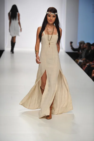 LOS ANGELES - OUTUBRO 20: Modelo caminha pista no Flynn Skye Fashion Show para SS 2013 no Sunset Gower Studios durante Los Angeles Fashion Weekend em 20 de outubro de 2012 em Los Ageles, CA — Fotografia de Stock