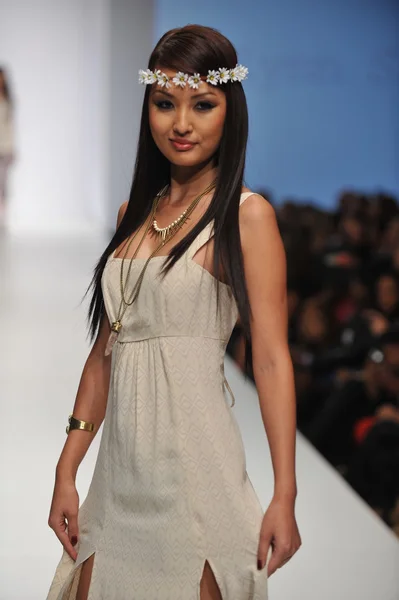 LOS ÁNGELES - 20 DE OCTUBRE: Modelo camina pasarela en el Flynn Skye Fashion Show para SS 2013 en Sunset Gower Studios durante Los Angeles Fashion Weekend el 20 de octubre de 2012 en Los Ageles, CA — Foto de Stock