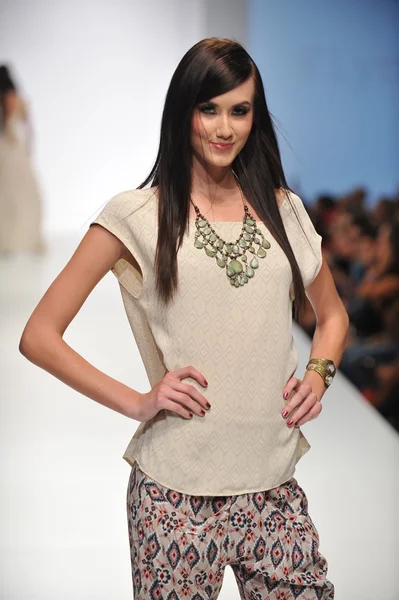 LOS ÁNGELES - 20 DE OCTUBRE: Modelo camina pasarela en el Flynn Skye Fashion Show para SS 2013 en Sunset Gower Studios durante Los Angeles Fashion Weekend el 20 de octubre de 2012 en Los Ageles, CA — Foto de Stock