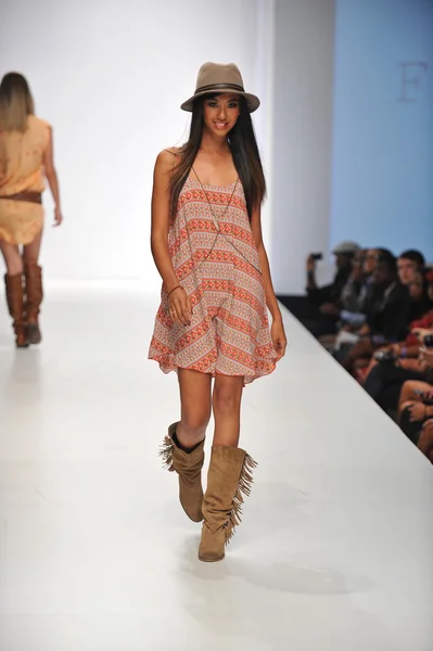 LOS ANGELES - OUTUBRO 20: Modelo caminha pista no Flynn Skye Fashion Show para SS 2013 no Sunset Gower Studios durante Los Angeles Fashion Weekend em 20 de outubro de 2012 em Los Ageles, CA — Fotografia de Stock