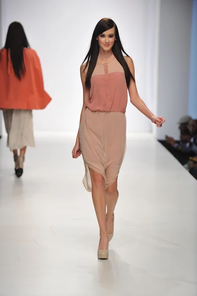 LOS ANGELES - 20 OTTOBRE: la modella passeggia in passerella al G. Kim Fashion Show per SS 2013 al Sunset Gower Studios durante il Los Angeles Fashion Weekend del 20 ottobre 2012 a Los Ageles, CA — Foto Stock