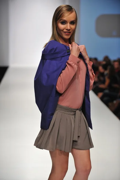 LOS ANGELES - 20 OTTOBRE: la modella passeggia in passerella al G. Kim Fashion Show per SS 2013 al Sunset Gower Studios durante il Los Angeles Fashion Weekend del 20 ottobre 2012 a Los Ageles, CA — Foto Stock