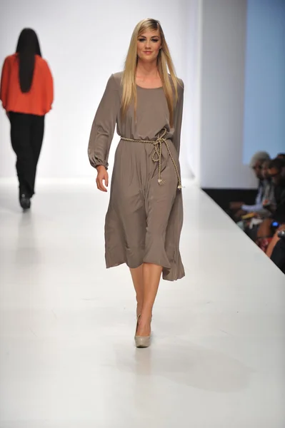 Los Angeles - 20 oktober: Modell promenader landningsbanan på G. Kim Fashion Show för Ss 2013 på Sunset Gower Studios under Los Angeles Fashion Weekend den 20 oktober 2012 i Los Ageles, Ca — Stockfoto