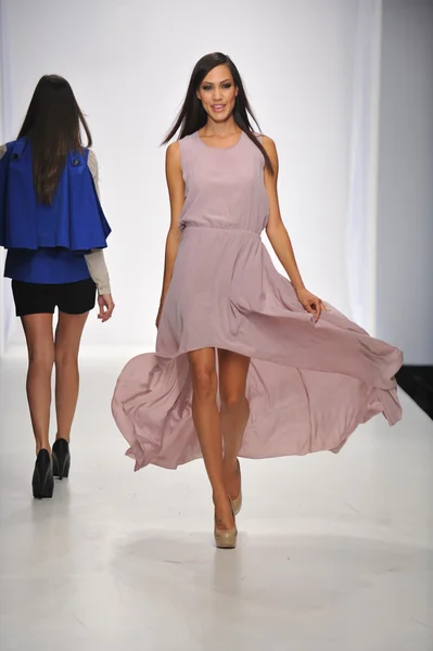 Los Angeles - október 20.: Modell séta kifutópálya a G. Kim divat show Ss 2013-ra a Sunset Gower Studios során Los Angeles-i Fashion hétvége október 20, 2012-ben Los Ageles, Ca — Stock Fotó