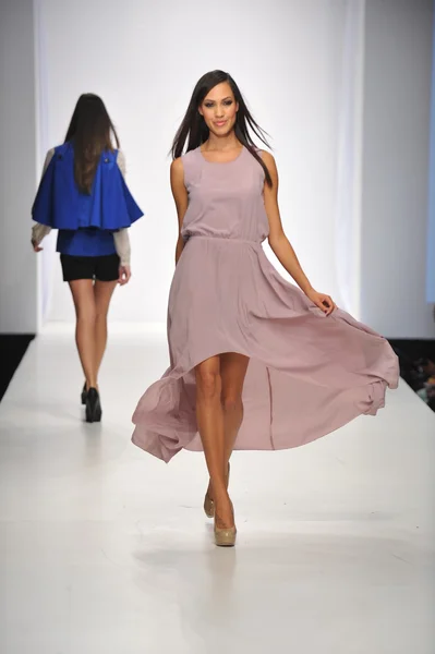 LOS ANGELES - OUTUBRO 20: Modelo caminha pista no G. Kim Fashion Show para SS 2013 no Sunset Gower Studios durante Los Angeles Fashion Weekend em 20 de outubro de 2012 em Los Ageles, CA — Fotografia de Stock