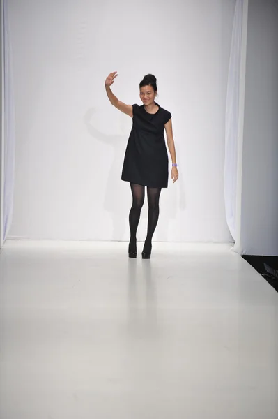 Los Angeles - 20. října: Model procházky dráha v G. Kim Fashion Show pro Ss 2013 v Sunset Gower Studios v Los Angeles módní víkend na 20 října 2012 v Los Ageles, Ca — Stock fotografie
