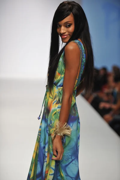 LOS ÁNGELES - 20 DE OCTUBRE: Modelo camina por la pasarela en el Desfile de Parides para SS 2013 en Sunset Gower Studios durante el fin de semana de moda de Los Ángeles el 20 de octubre de 2012 en Los Ageles, CA — Foto de Stock