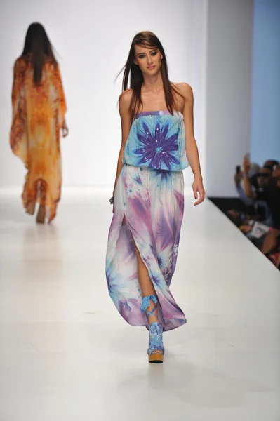 Los angeles - 20. října: model chodí dráha v parides módní přehlídka pro ss 2013 slunce gower Studios v los angeles módní víkend na 20 října 2012 v los ageles, ca — Stock fotografie