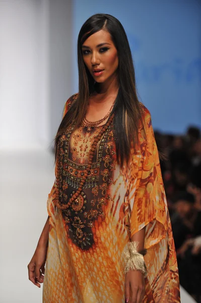 LOS ANGELES - 20 OTTOBRE: la modella passeggia in passerella al Parides Fashion Show per SS 2013 al Sunset Gower Studios durante il Los Angeles Fashion Weekend del 20 ottobre 2012 a Los Ageles, CA — Foto Stock