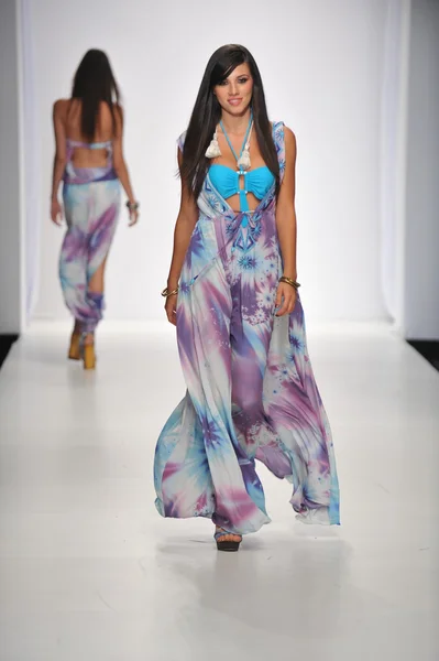 LOS ANGELES - 20 OTTOBRE: la modella passeggia in passerella al Parides Fashion Show per SS 2013 al Sunset Gower Studios durante il Los Angeles Fashion Weekend del 20 ottobre 2012 a Los Ageles, CA — Foto Stock