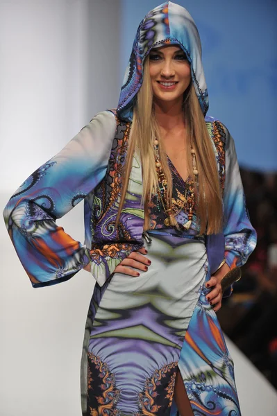 LOS ÁNGELES - 20 DE OCTUBRE: Modelo camina por la pasarela en el Desfile de Parides para SS 2013 en Sunset Gower Studios durante el fin de semana de moda de Los Ángeles el 20 de octubre de 2012 en Los Ageles, CA — Foto de Stock