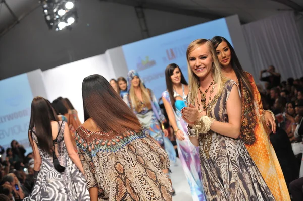 LOS ANGELES - OCTOBER 20: Model walks runway at the Parides Fashion Show for SS 2013 at Sunset Gower Studios during Los Angeles Fashion Weekend on October 20, 2012 in Los Ageles, CA — Stock Photo, Image