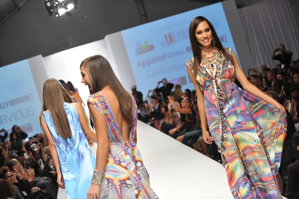 Los angeles - 20 października: modelu spacery pasa startowego na parides pokaz mody dla ss 2013 w sunset gower studios podczas weekendu mody w los angeles na 20 października 2012 w los ageles, ca — Zdjęcie stockowe