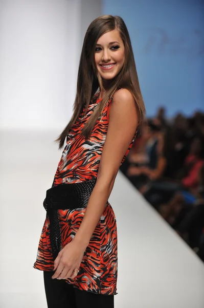 LOS ANGELES - OCTOBER 20: Model walks runway at the Woolfie P Fashion Show for SS 2013 at Sunset Gower Studios during Los Angeles Fashion Weekend on October 20 2012 in Los Ageles, CA — Stock Photo, Image