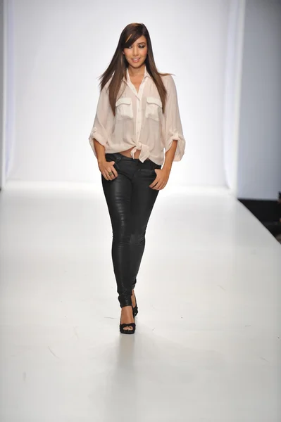 LOS ANGELES - 20 OTTOBRE: sfilata di modelle al Black Harts Brigade Fashion Show per SS 2013 al Sunset Gower Studios durante il Los Angeles Fashion Weekend il 20 ottobre 2012 a Los Ageles, CA — Foto Stock