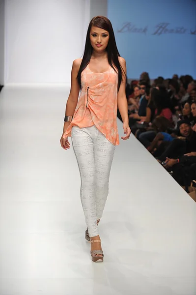 LOS ANGELES - OUTUBRO 20: Modelo caminha pista no Black Harts Brigade Fashion Show para SS 2013 no Sunset Gower Studios durante Los Angeles Fashion Weekend em 20 de outubro de 2012 em Los Ageles, CA — Fotografia de Stock